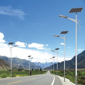 Led ulična svetilka s solarnim panelom